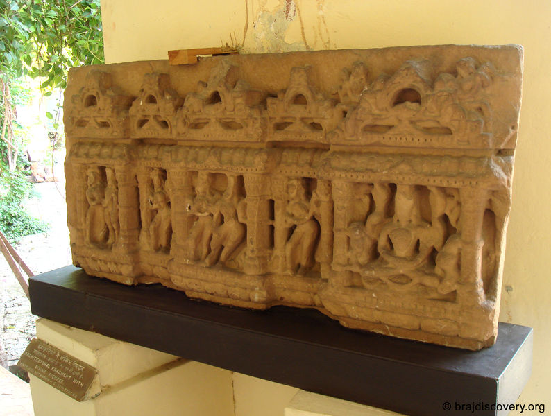 चित्र:Architectural-Fragment-With-Divine-Figures-Mathura-Museum-79.jpg