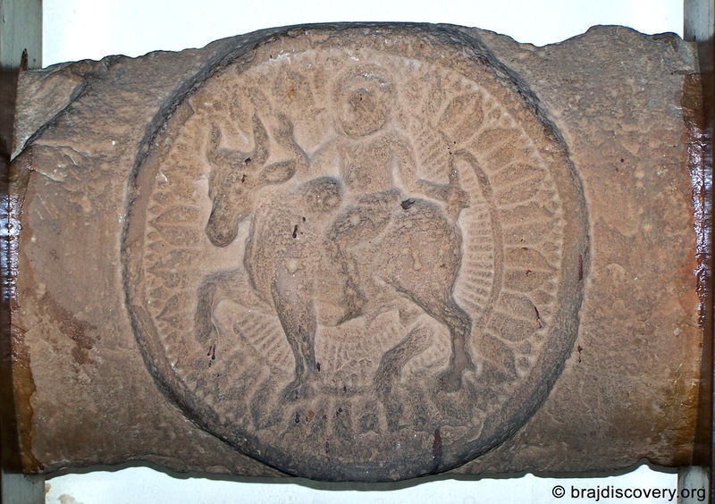 चित्र:Cross-Bar-Representing-Bull-And-Rider-Mathura-Museum-16.jpg
