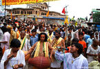 गुरु पूर्णिमा पर भजन-कीर्तन करते श्रद्धालु, गोवर्धन Devotees Chanting Bhajans On Guru Purnima, Govardhan