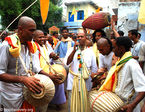 गुरु पूर्णिमा पर श्रद्धालुओं का भजन-कीर्तन, गोवर्धन, मथुरा Devotees Chanting Bhajans On Guru Purnima, Govardhan, Mathura
