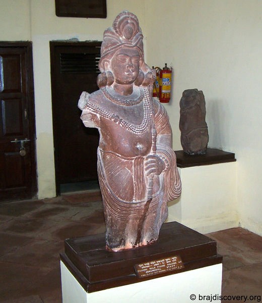 चित्र:Standing-Male-Figure-Holding-An-Ornamental-Staff-Mathura-Museum-69.jpg
