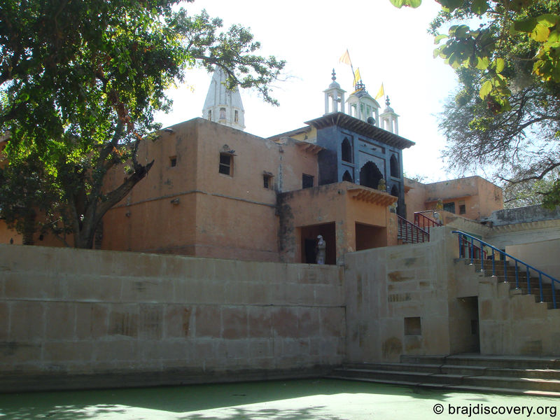 चित्र:Badrinath-Temple-Deeg-1.jpg